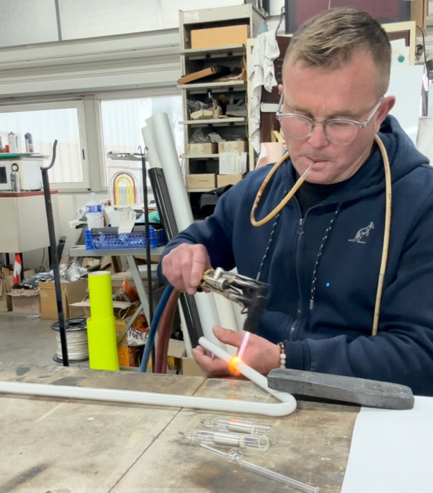 Souffleur de verre néon ALD - artisan au travail dans l'atelier